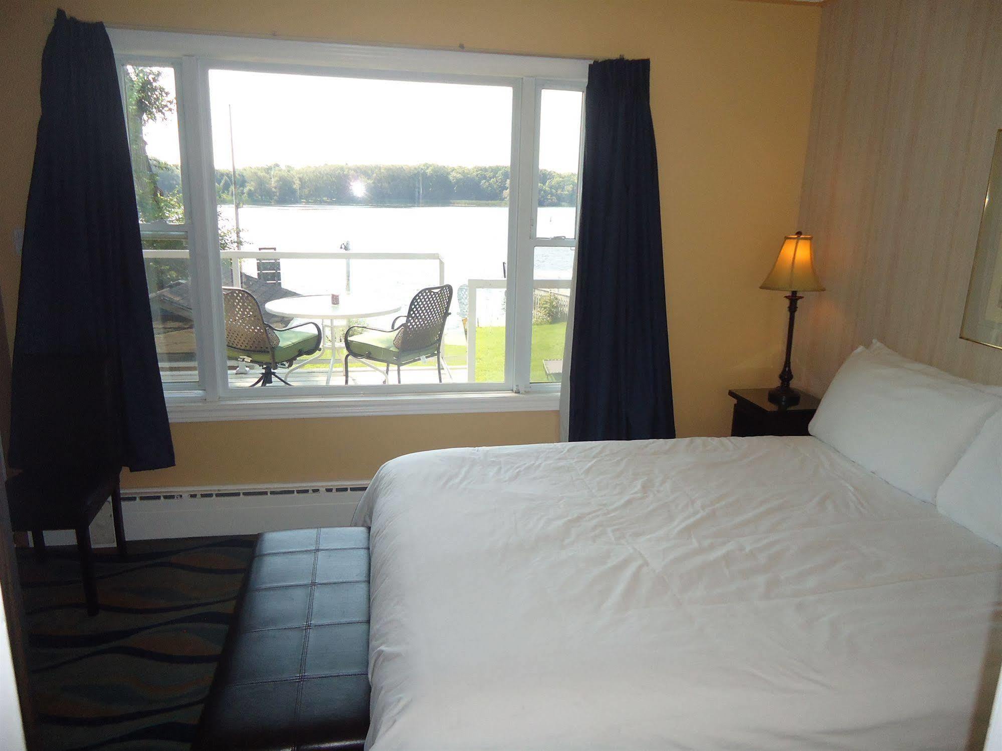 Bayside Inn & Waterfront Suites Kingston Esterno foto